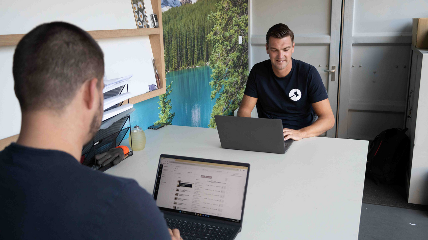 foto medewerkers achter laptop