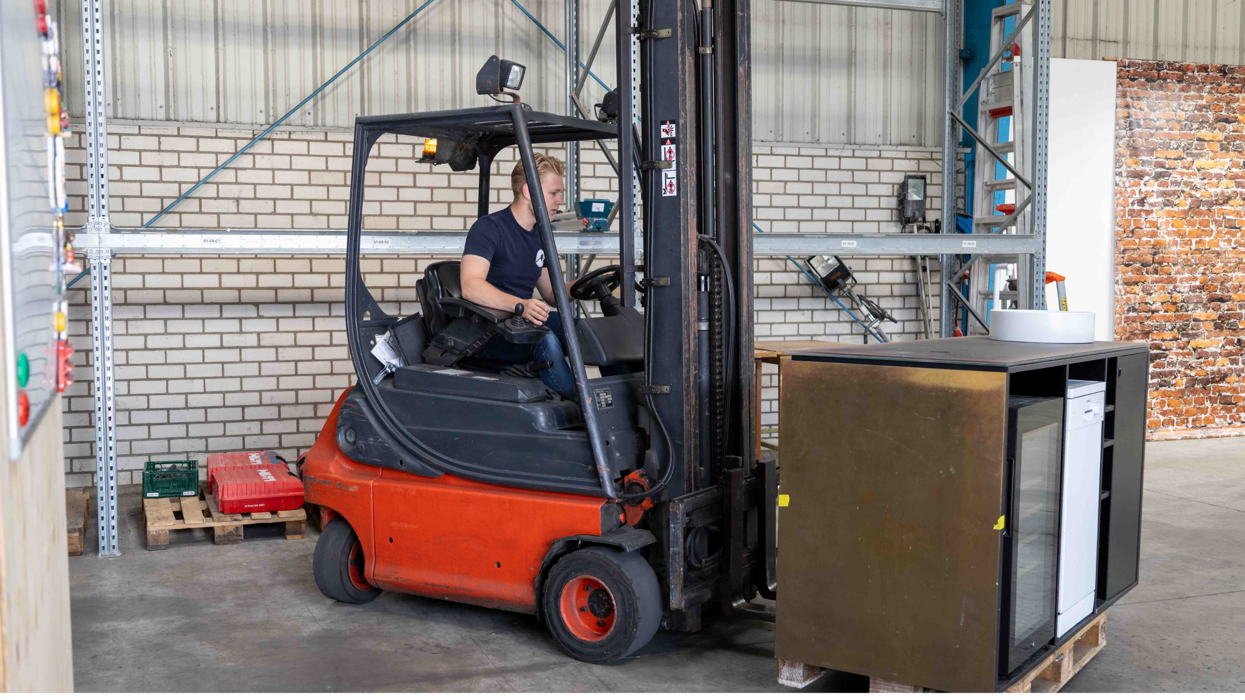 medewerker in heftruck